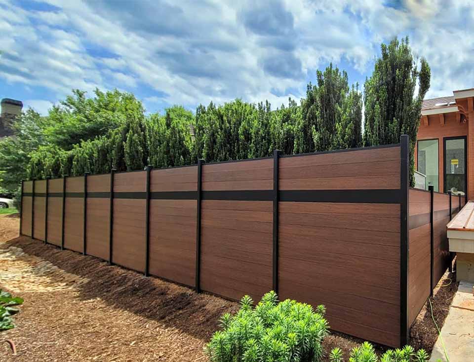 Woodland brown privacy vinyl Trex fence